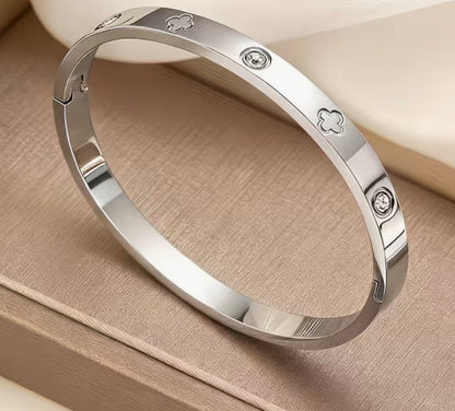 clove bracelet